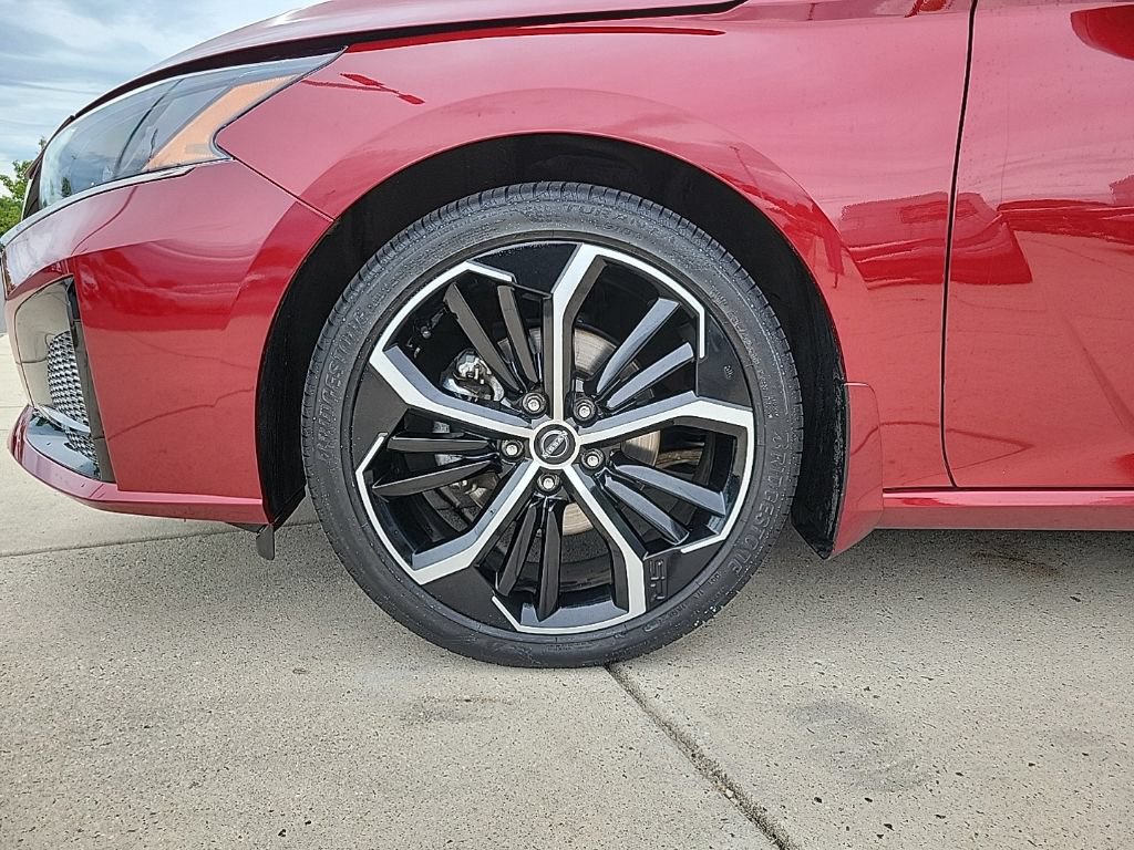 Used 2024 Nissan Altima 2.5 SR FWD image 9