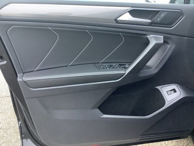 Used 2022 Volkswagen Tiguan SE R-Line image 15