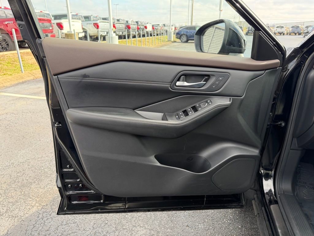 Used 2023 Nissan Rogue SL w/ SL Premium Package image 13