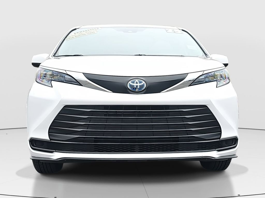 Certified 2025 Toyota Sienna LE image 2