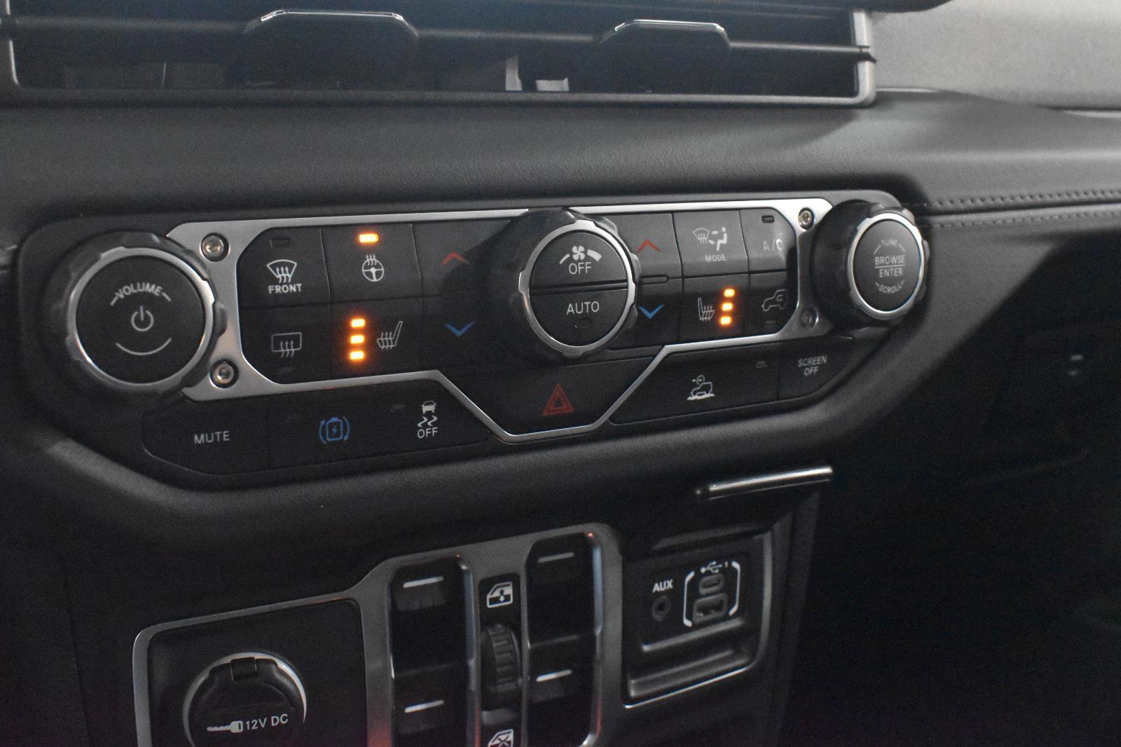 Used 2025 Jeep Wrangler Sahara image 18