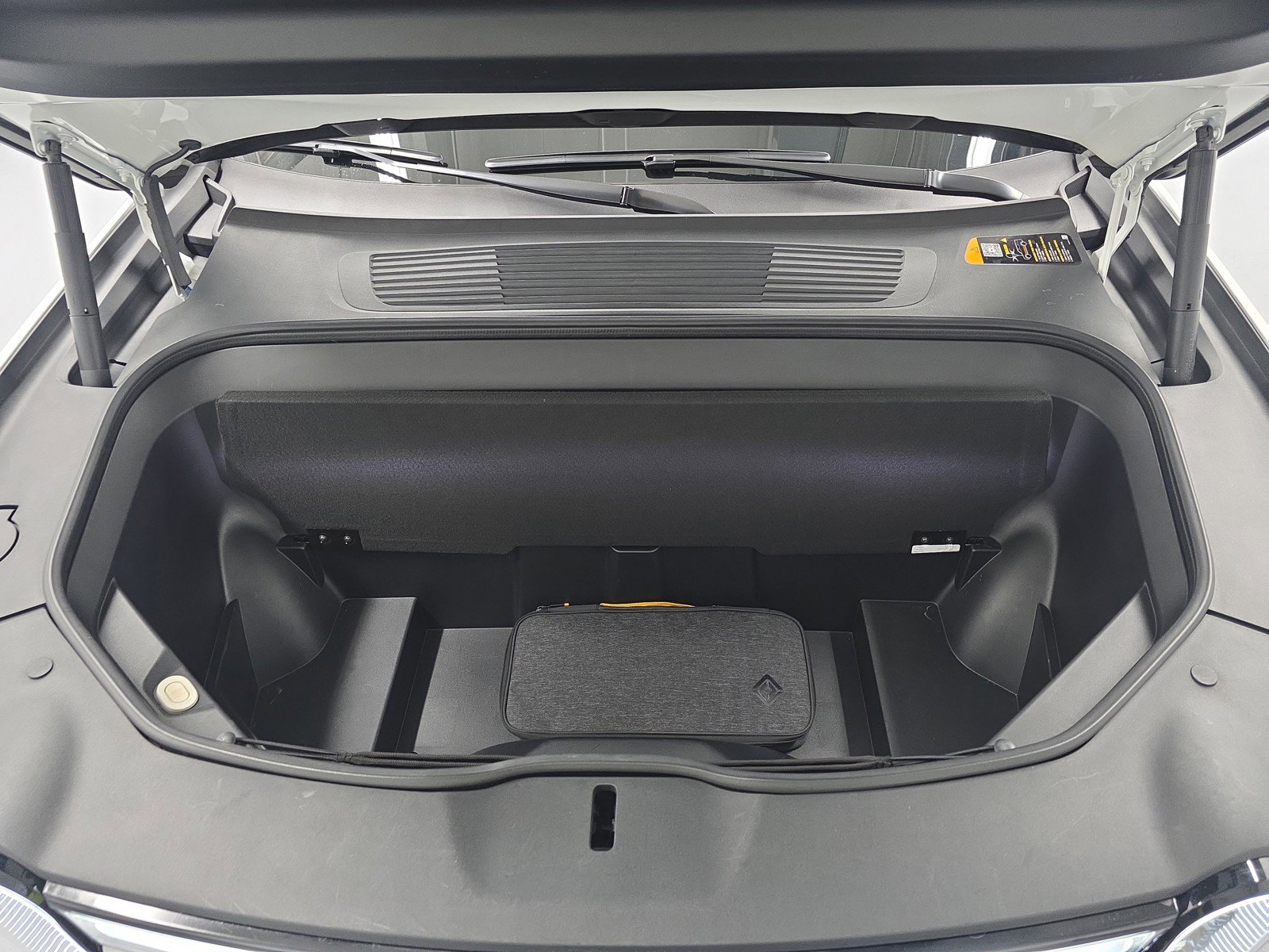 Used 2024 Rivian R1S Adventure image 14