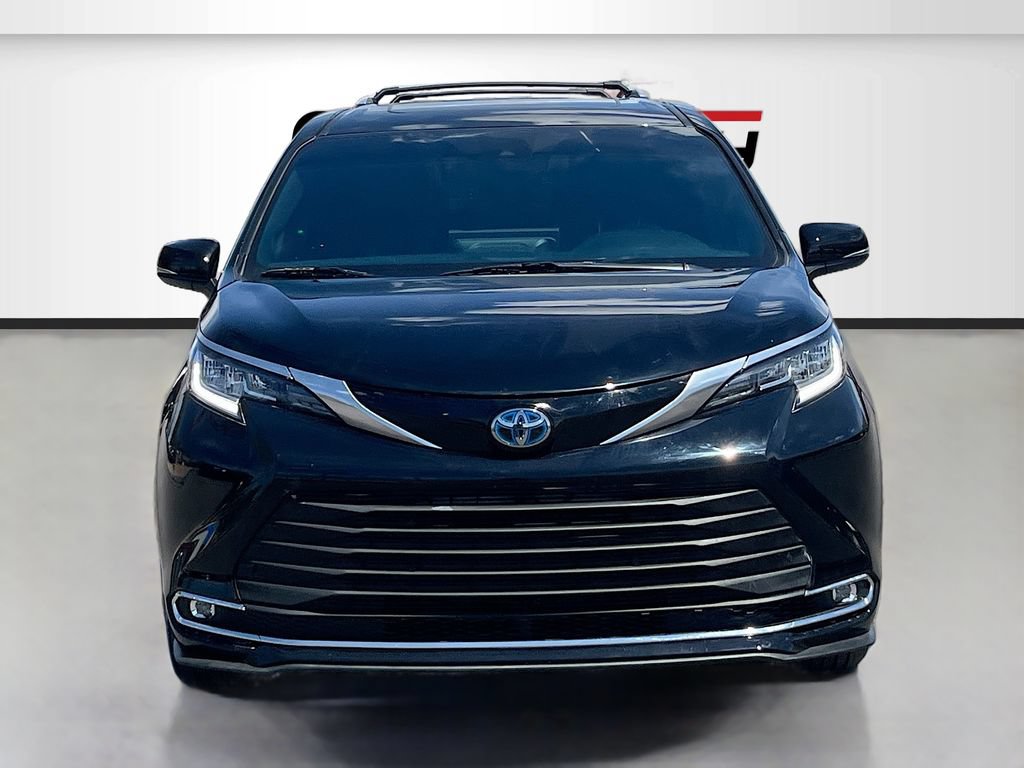 Used 2025 Toyota Sienna Limited FWD image 2