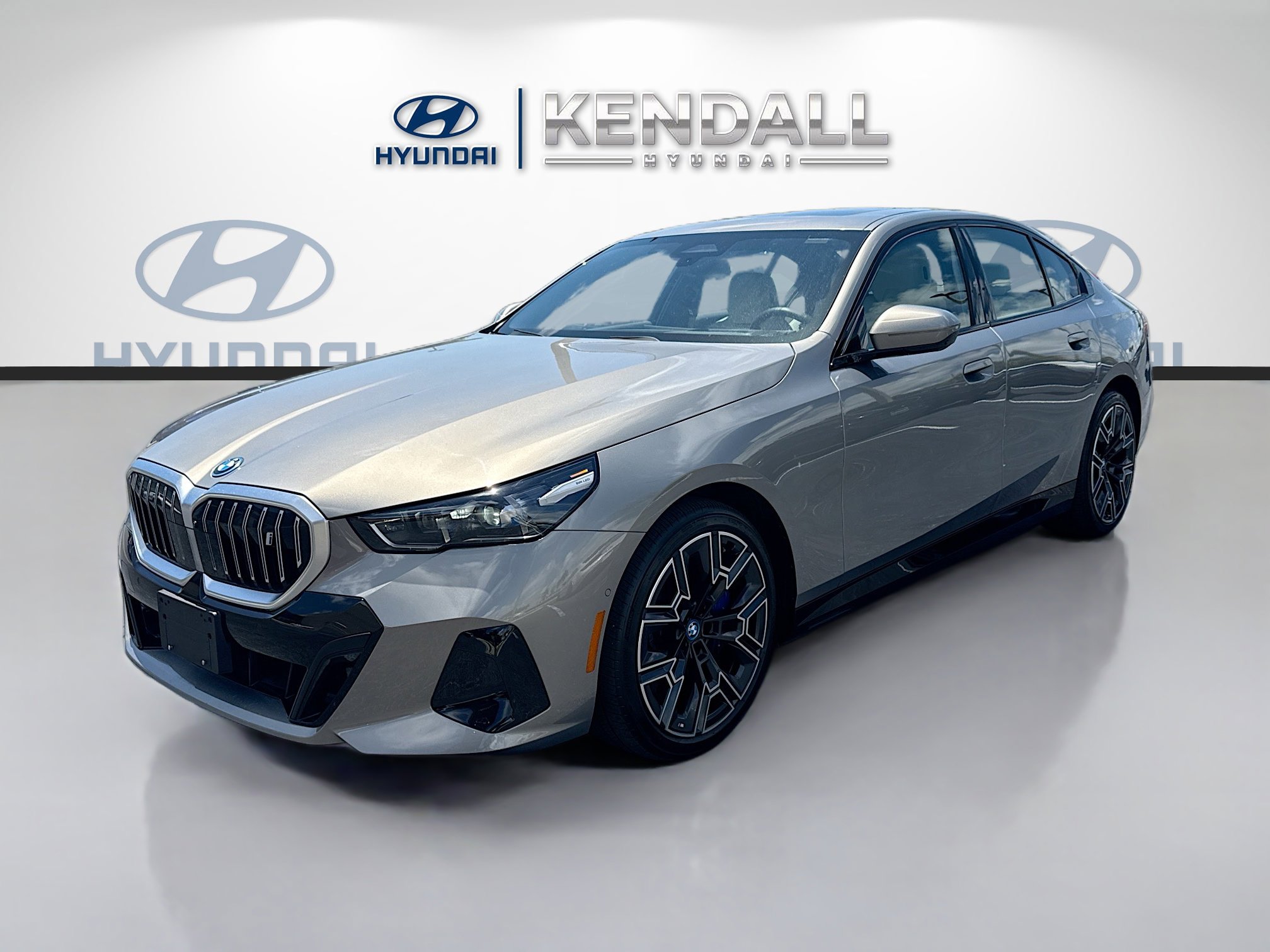 Used 2025 BMW i5 xDrive40 w/ M Sport Package AWD/4WD image 3