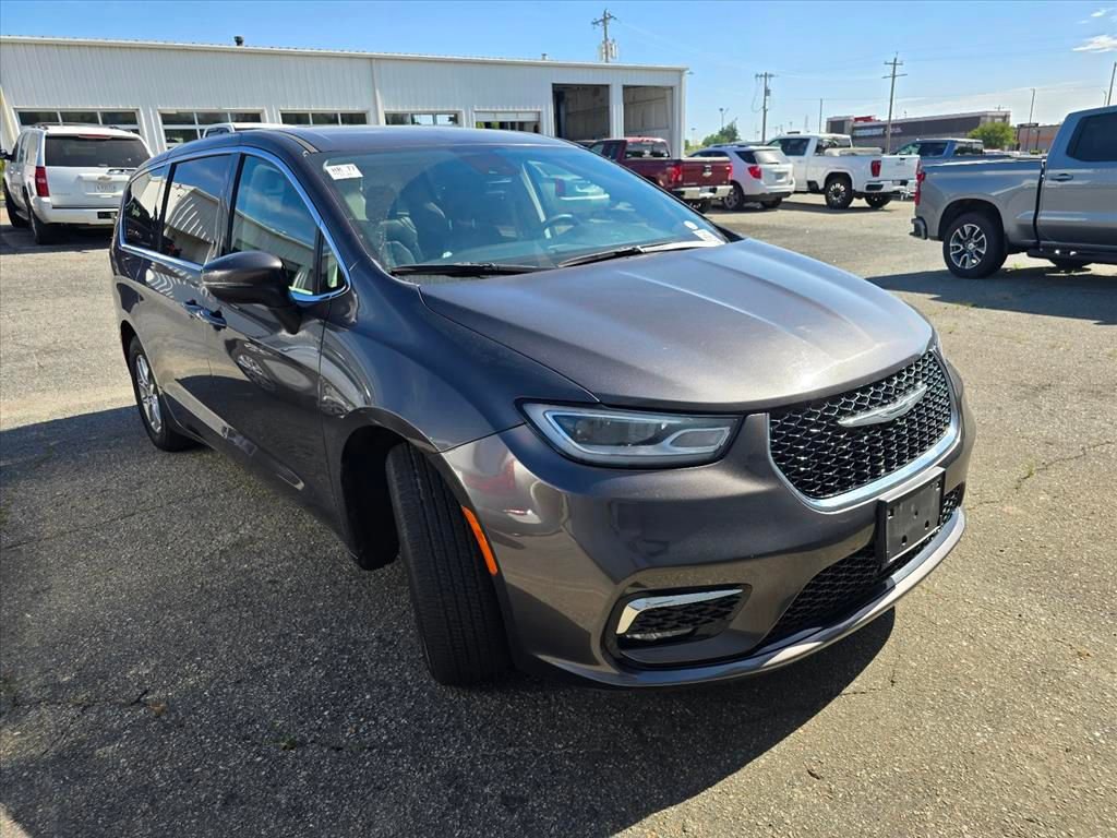 Used 2023 Chrysler Pacifica Touring-L image 12