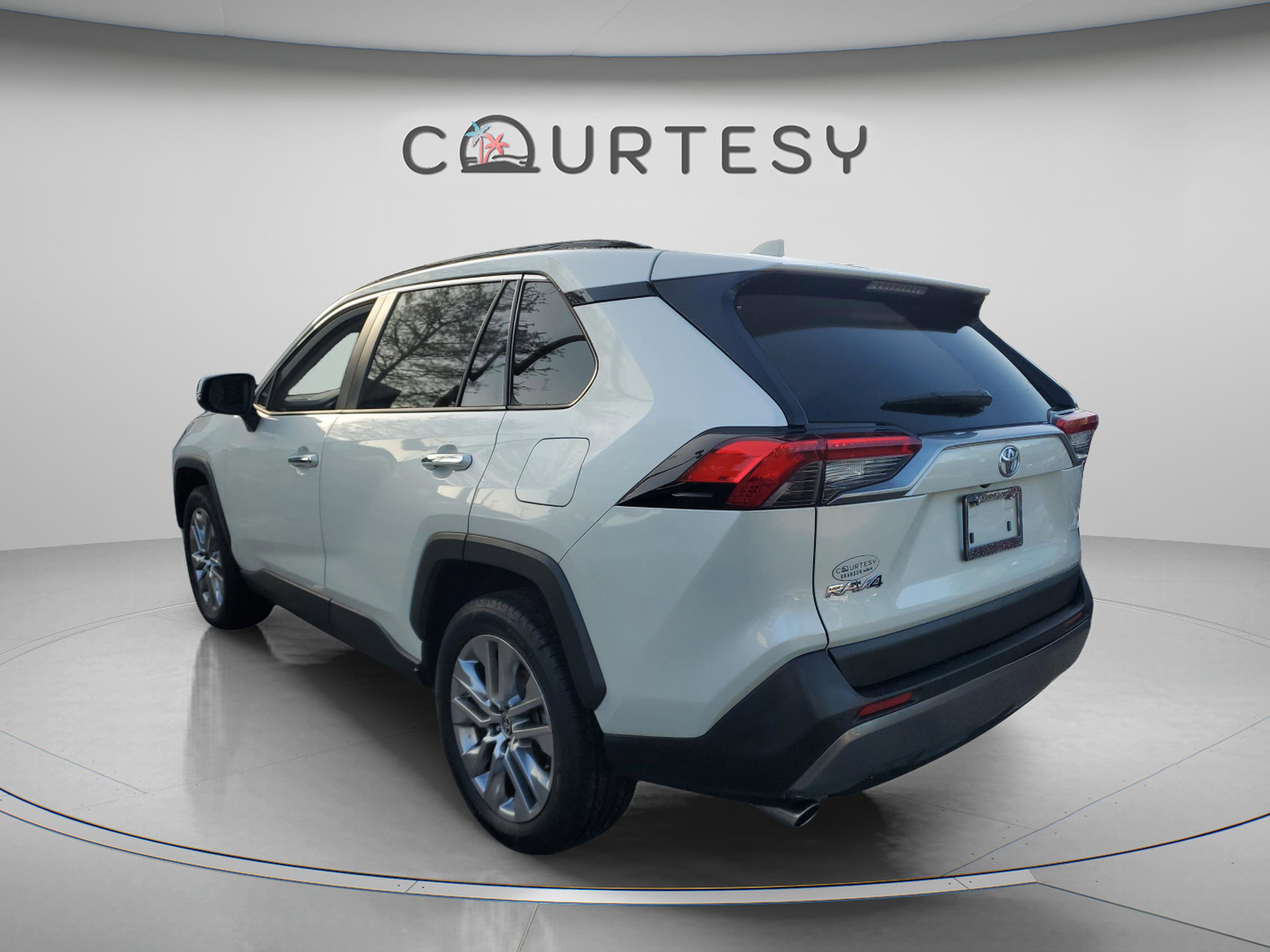 Used 2021 Toyota RAV4 Limited FWD image 2