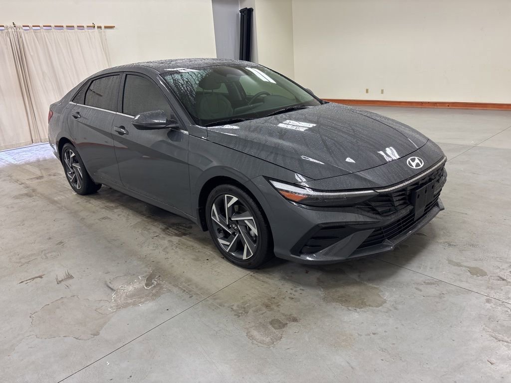 Used 2025 Hyundai Elantra Limited image 2