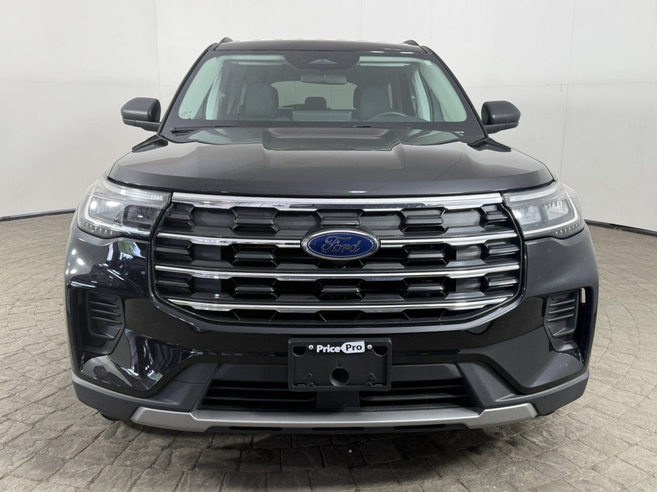 Used 2025 Ford Explorer Active AWD/4WD image 2
