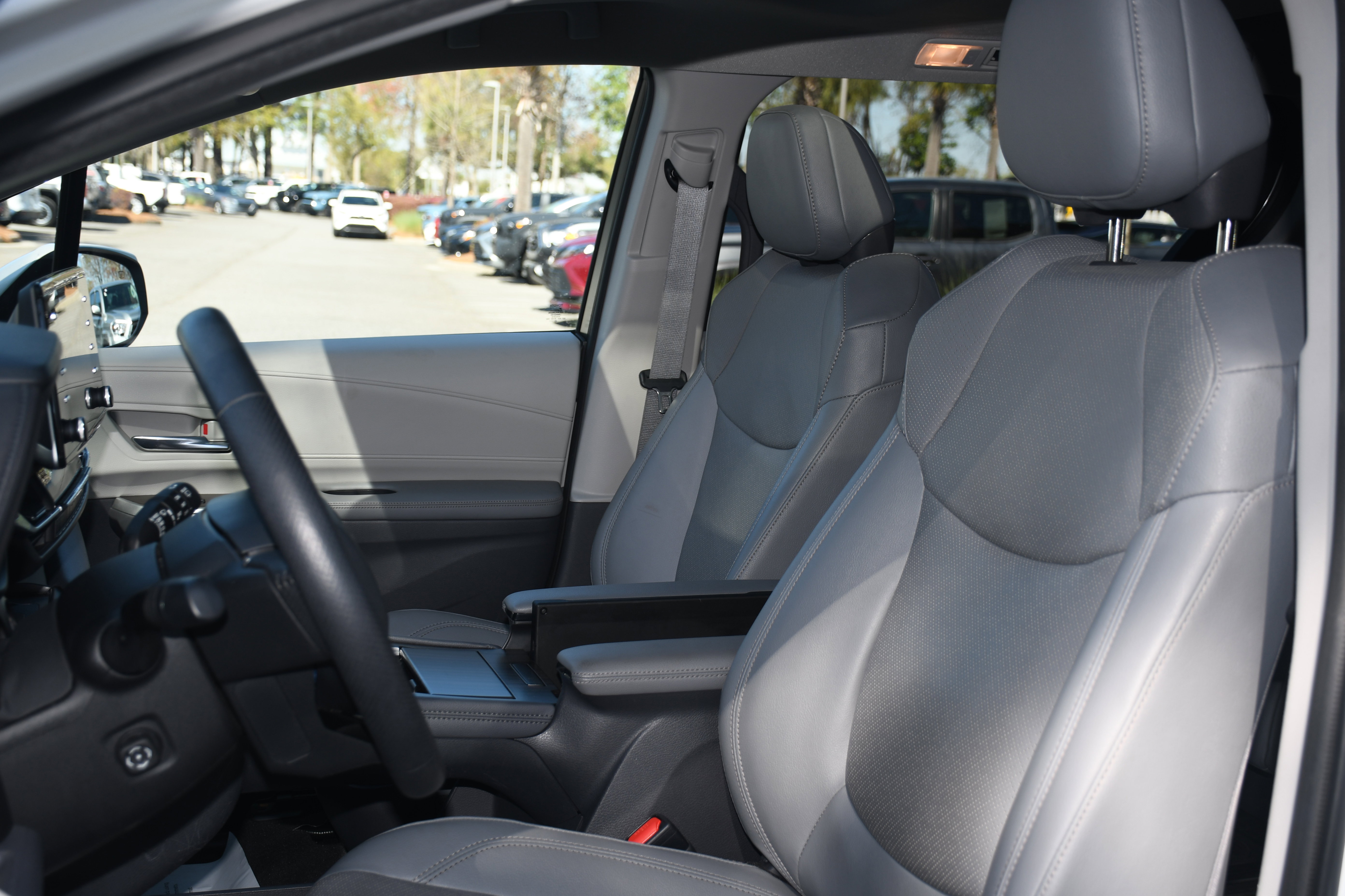 Used 2021 Toyota Sienna Limited image 13