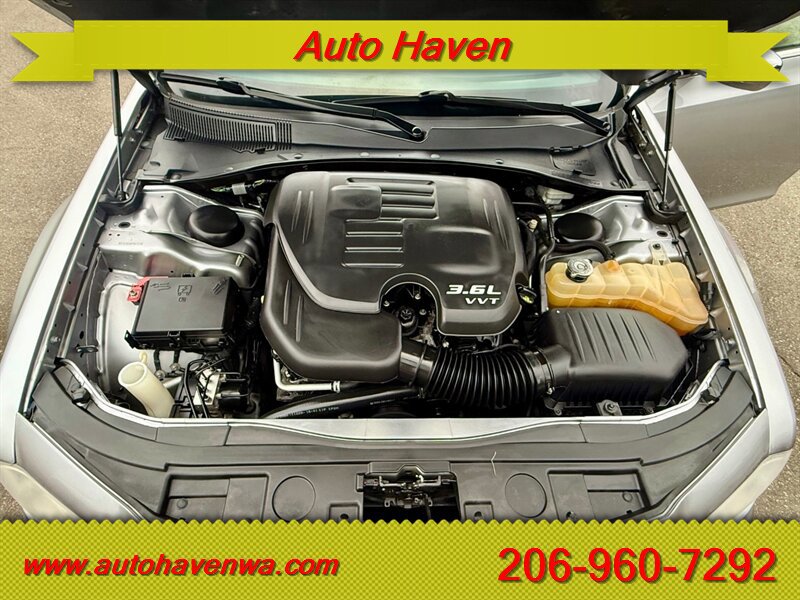 Used 2014 Chrysler 300 C RWD image 14