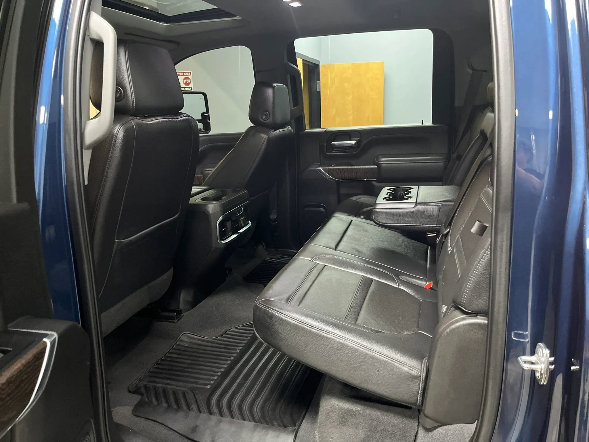 Used 2023 GMC Sierra 3500 Denali w/ Denali Ultimate Package AWD/4WD image 24
