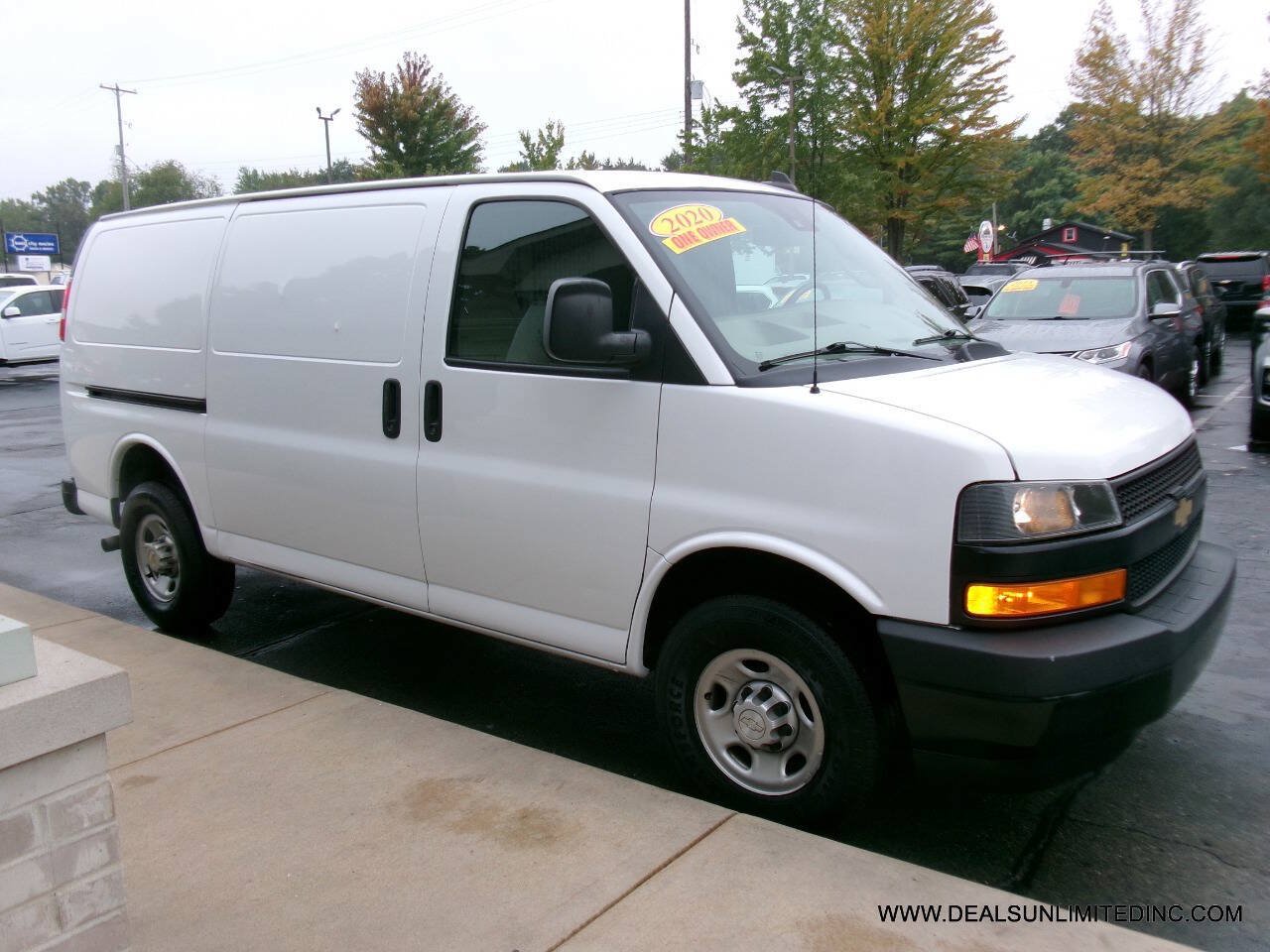 Used 2020 Chevrolet Express 3500 w/ Driver Convenience Package RWD image 2