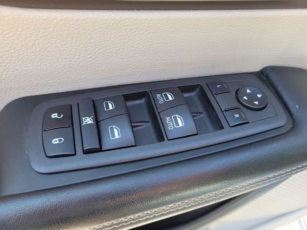 Used 2022 Chrysler Voyager LX image 19