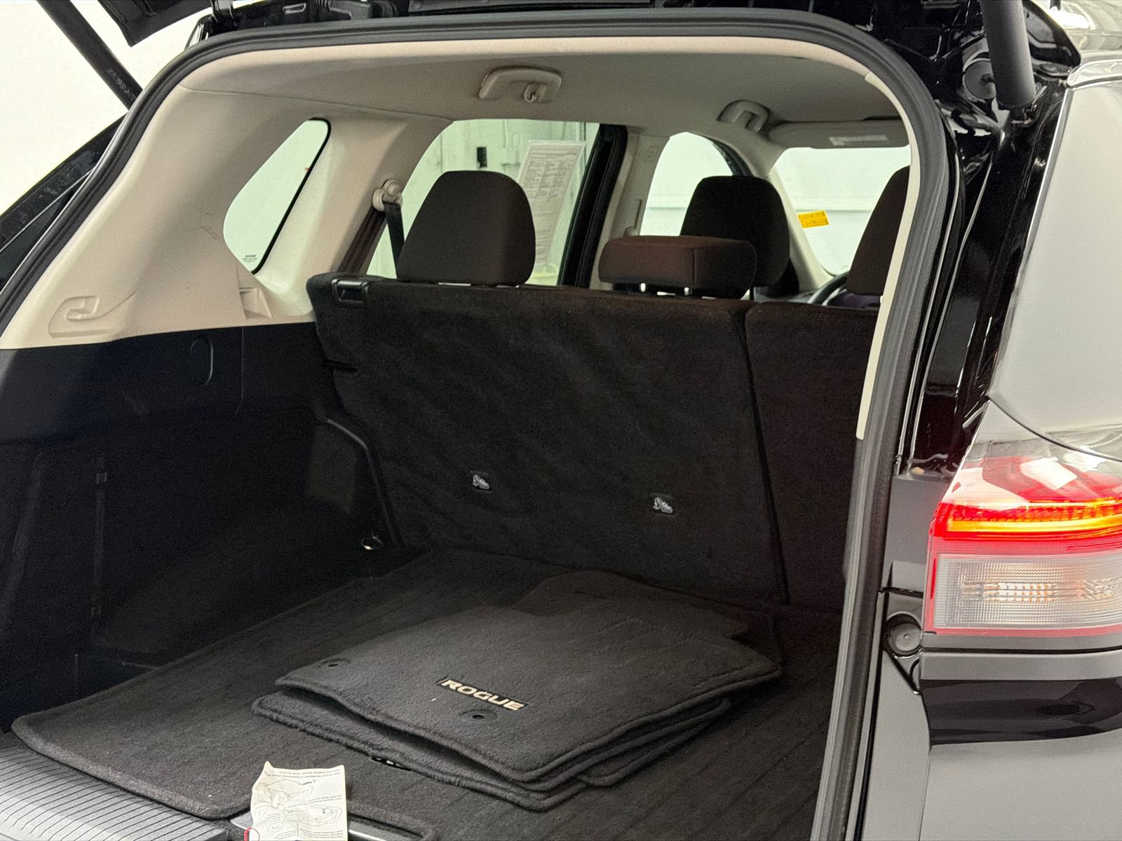 Used 2025 Nissan Rogue SV image 8