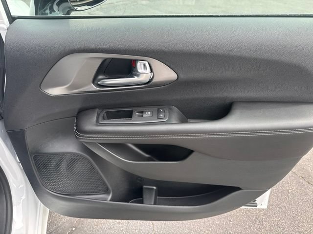 Used 2026 Chrysler Pacifica Select FWD image 18