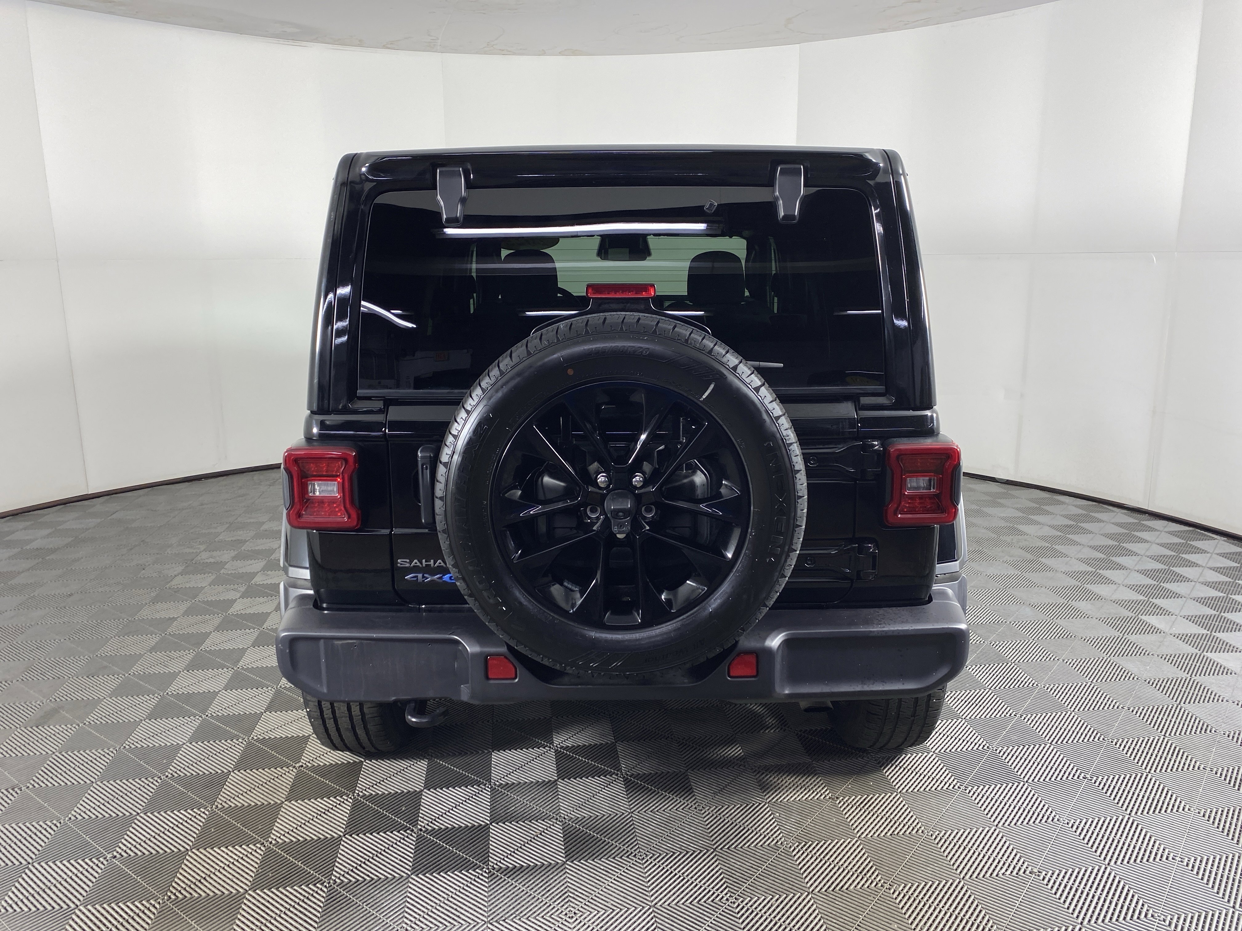 Used 2025 Jeep Wrangler Sahara AWD/4WD image 8