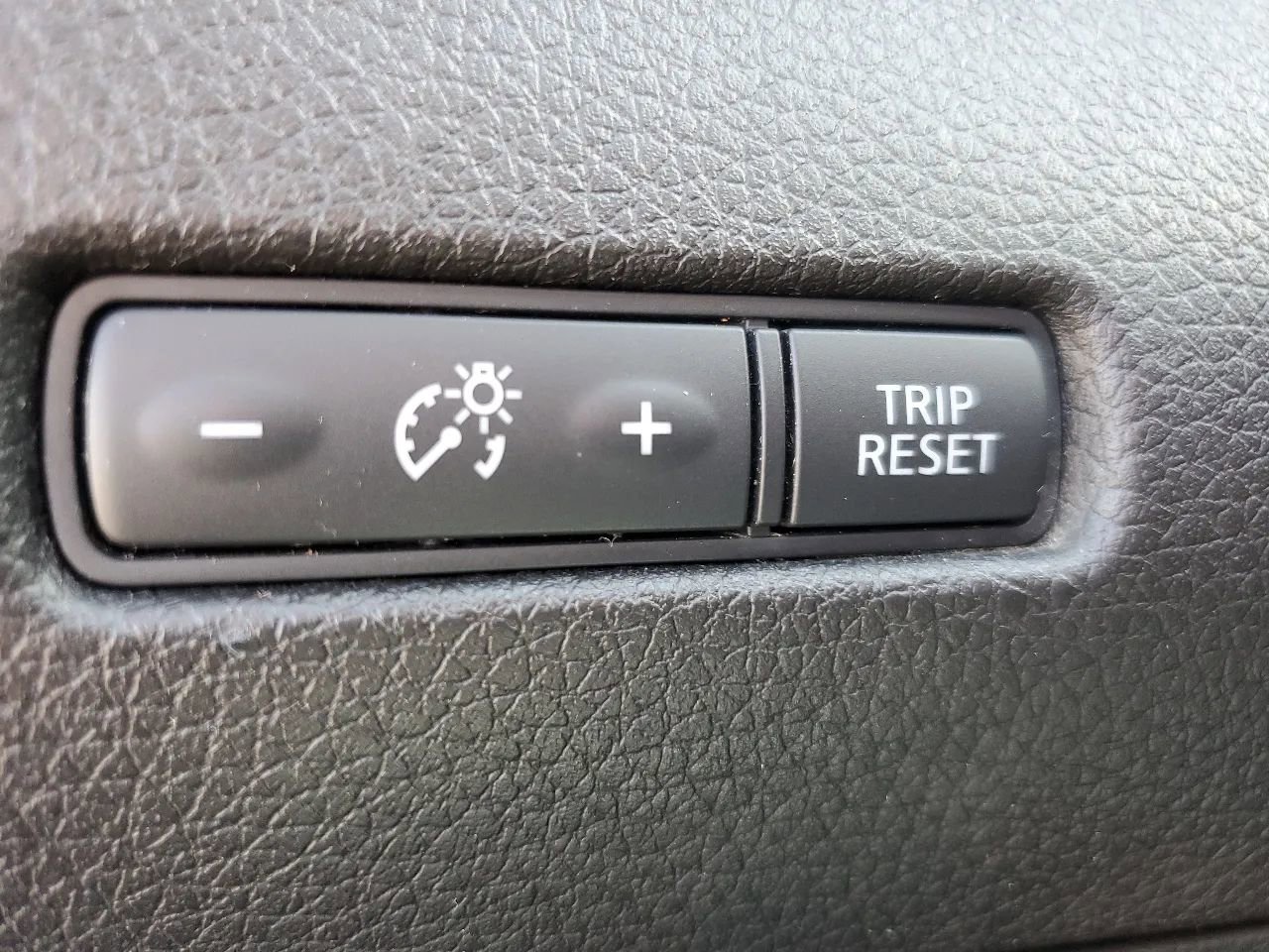 Used 2017 Nissan Rogue SV FWD image 34