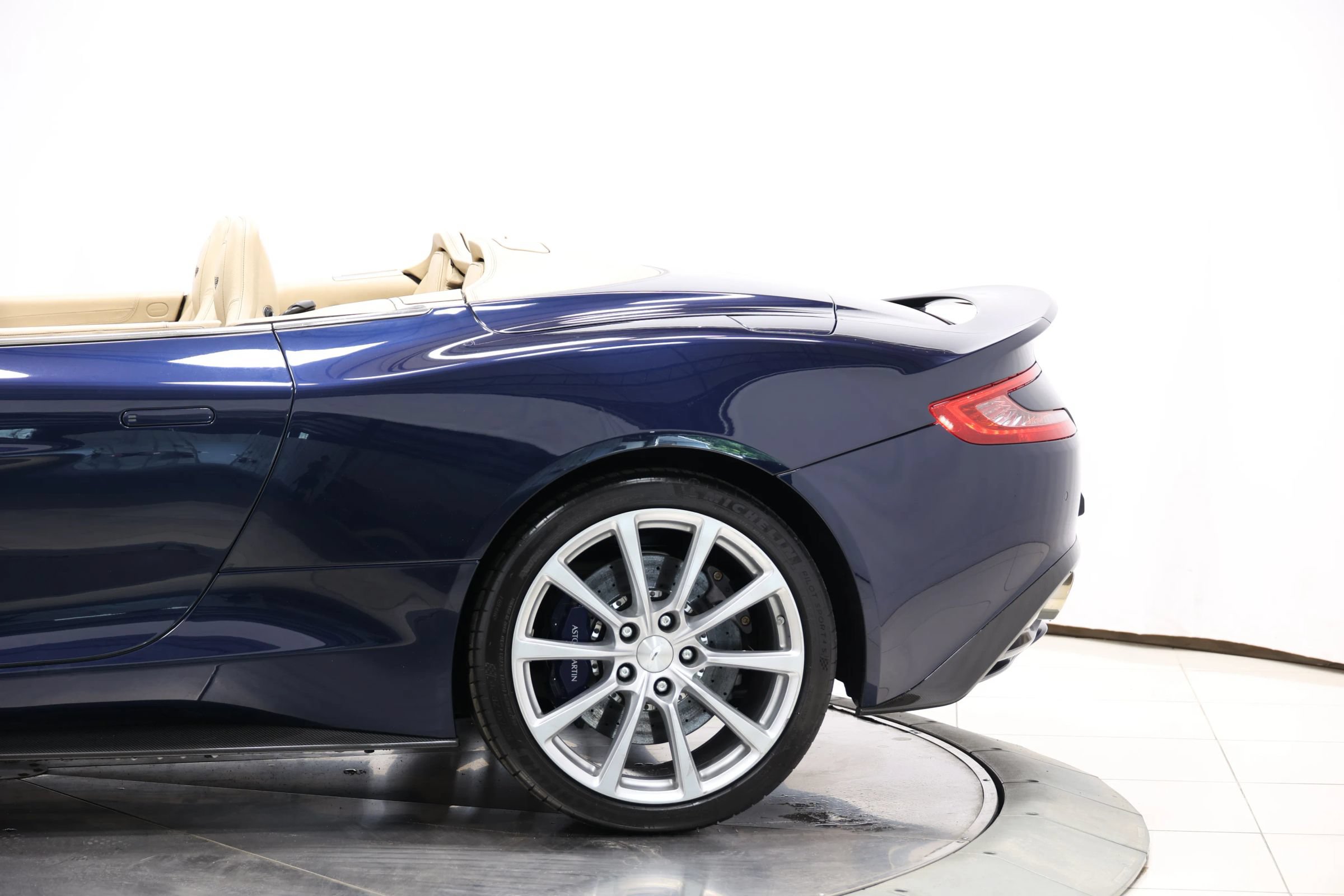 Used 2016 Aston Martin Vanquish Volante RWD image 10