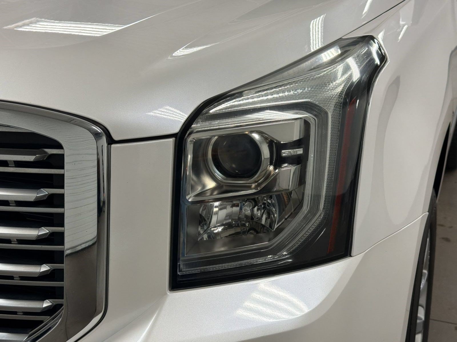 Used 2018 GMC Yukon Denali w/ Enhanced Security Package AWD/4WD image 9