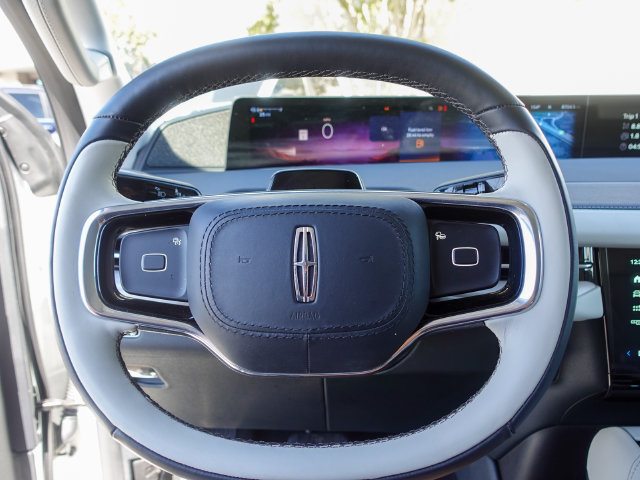 Used 2025 Lincoln Navigator Reserve AWD/4WD image 13