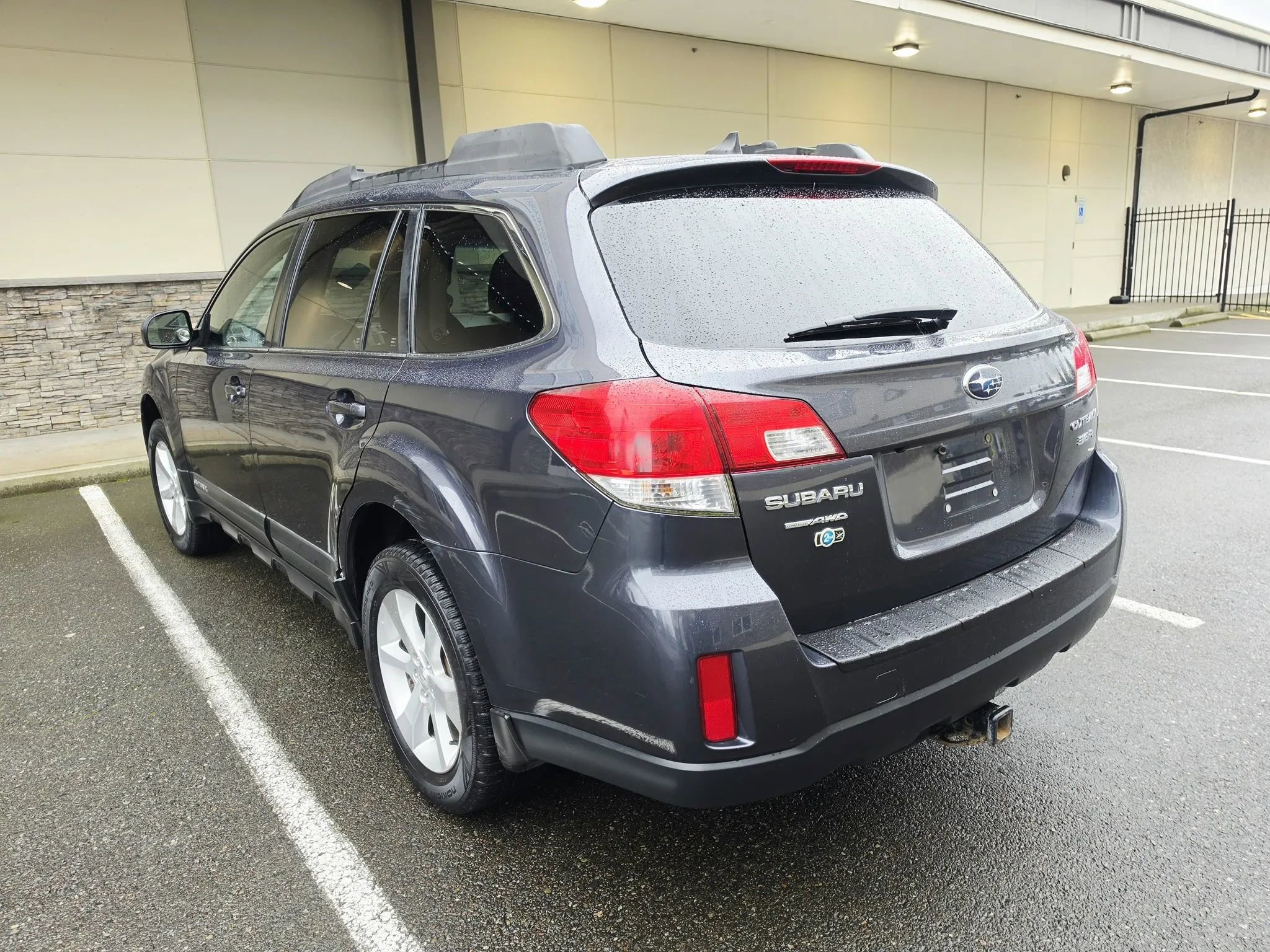 Used 2013 Subaru Outback 3.6R Limited w/ Moonroof Pkg AWD/4WD image 3