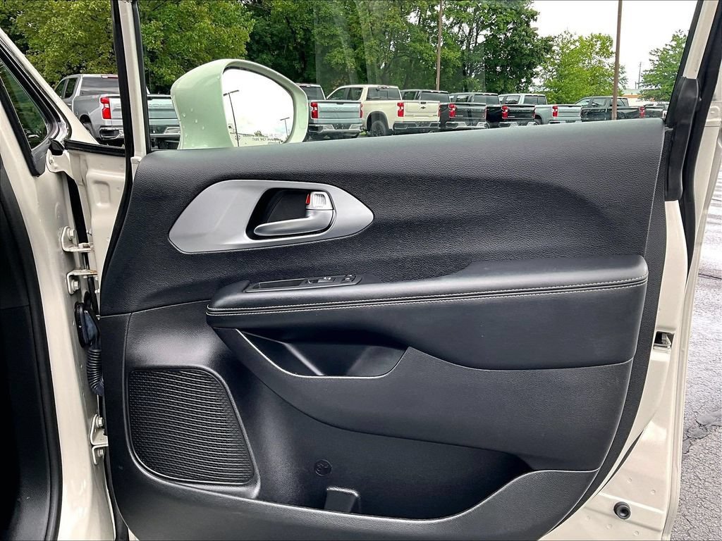 Used 2021 Chrysler Pacifica Touring w/ S Appearance Package FWD image 12