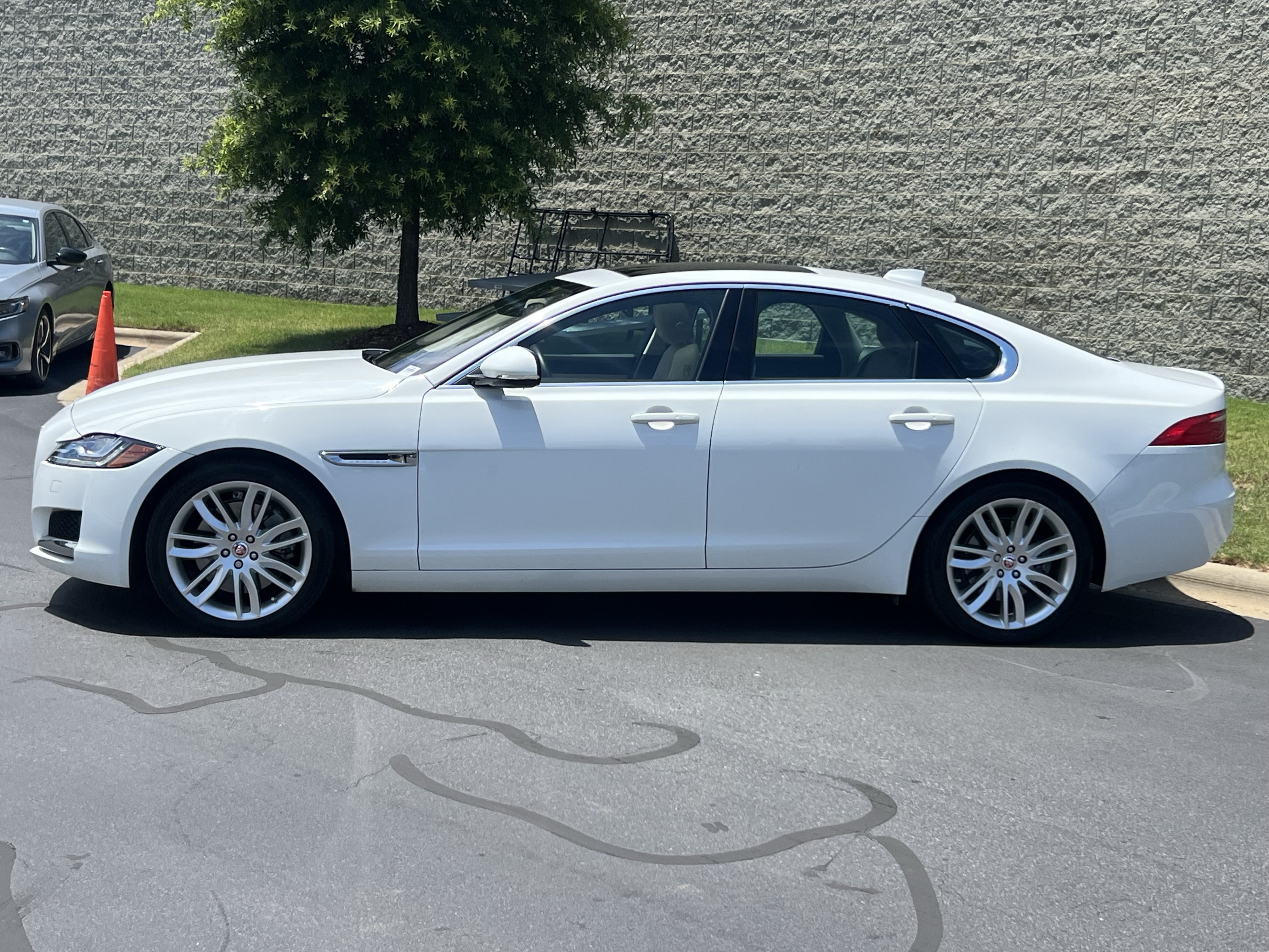 Used 2017 Jaguar XF Prestige RWD image 4