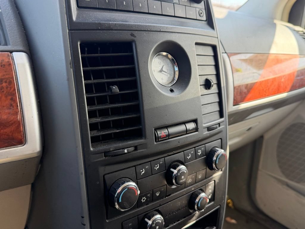 Used 2008 Chrysler Town & Country Touring FWD image 25