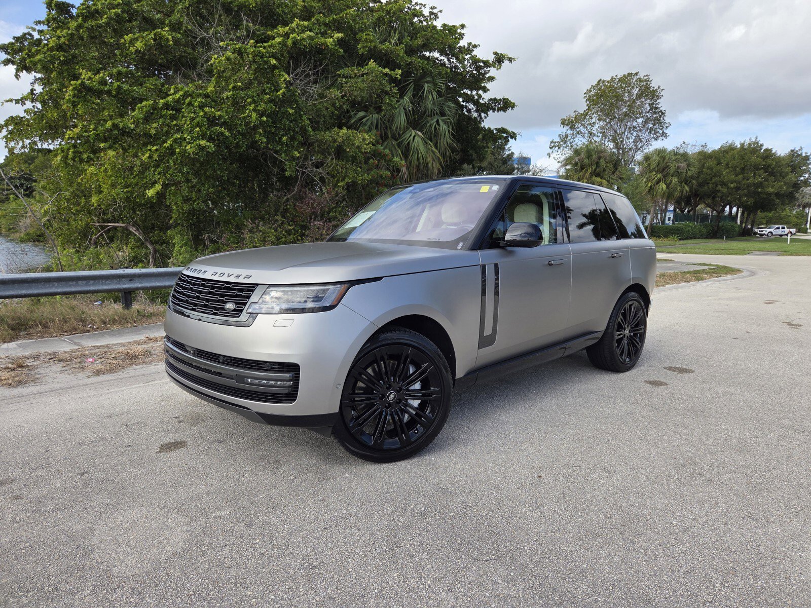 Certified 2023 Land Rover Range Rover SE image 1