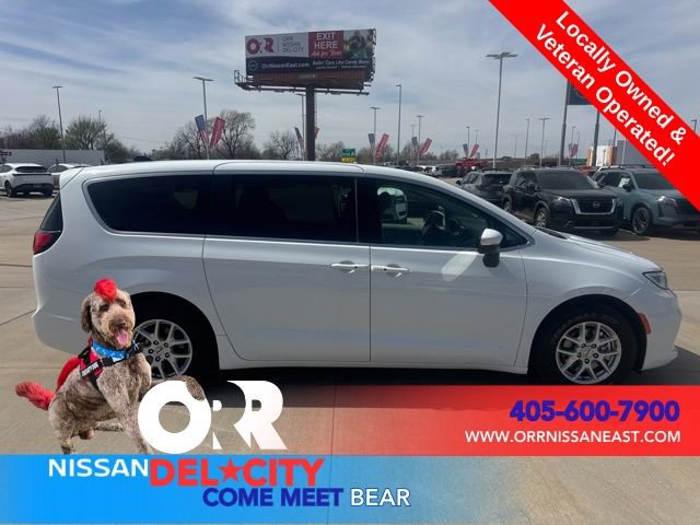 Used 2023 Chrysler Pacifica Touring-L image 6