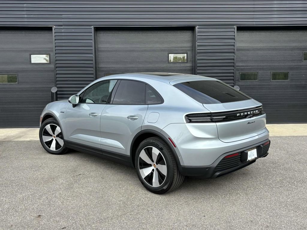 Used 2025 Porsche Macan 4 Electric image 8
