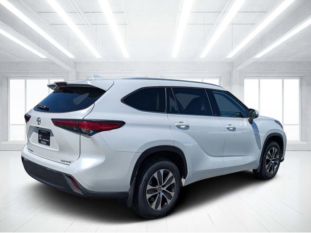 Used 2022 Toyota Highlander XLE AWD/4WD image 3