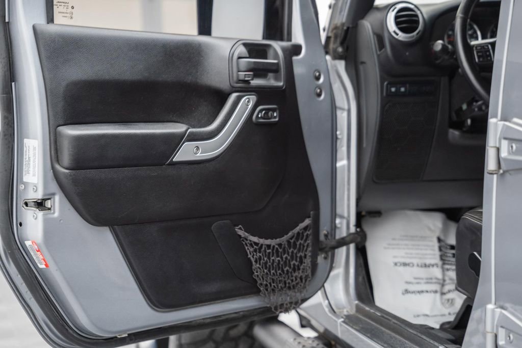 Used 2015 Jeep Wrangler Unlimited Rubicon w/ Connectivity Group image 35