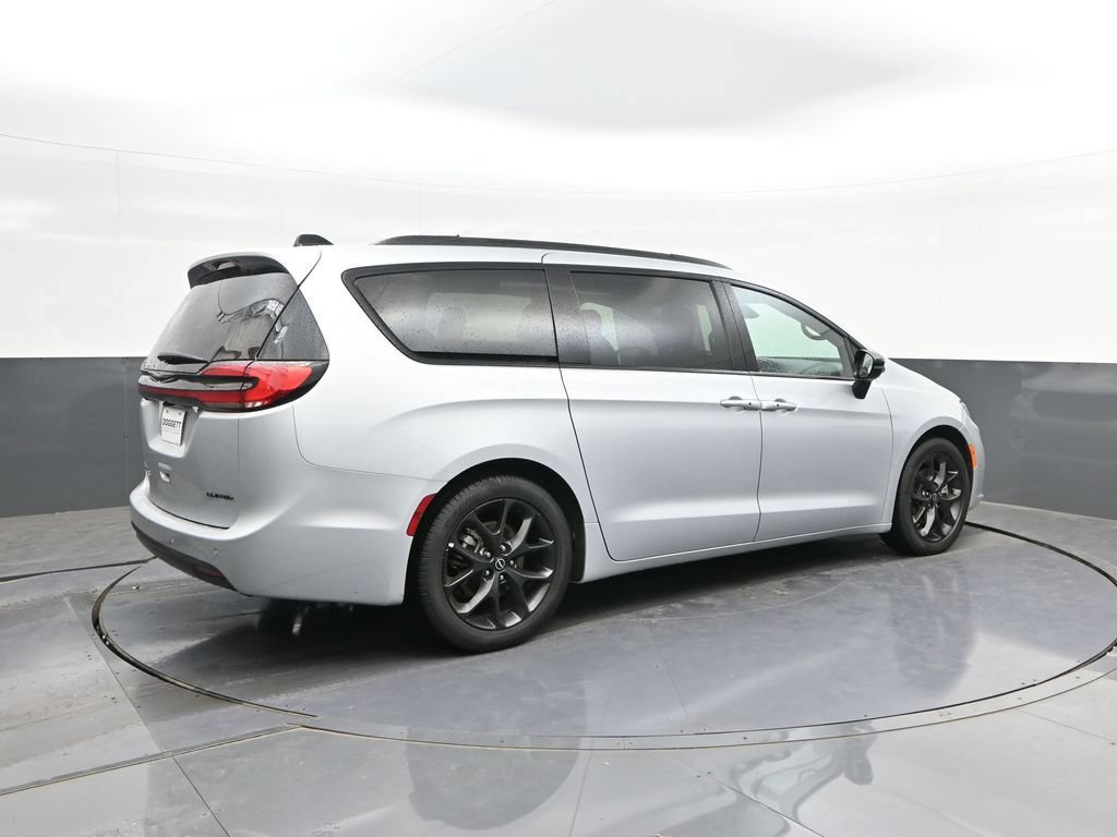 Used 2026 Chrysler Pacifica Limited w/ S Appearance Package FWD image 15