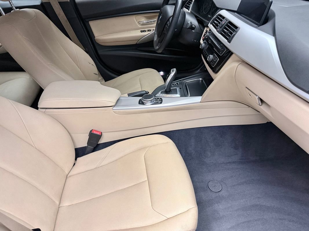 Used 2018 BMW 320i xDrive Sedan AWD/4WD image 12