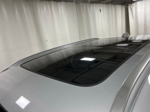 Used 2025 Volvo XC40 B5 Plus image 5