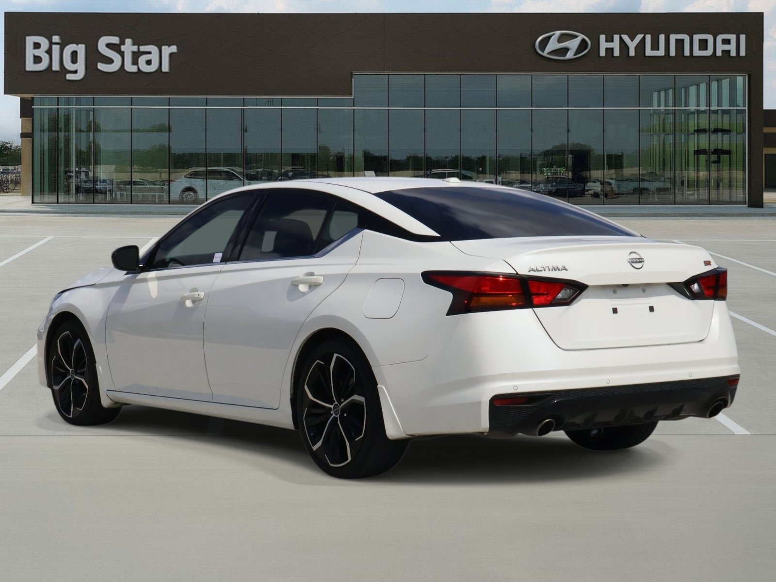 Used 2024 Nissan Altima 2.5 SR w/ SR Premium Package FWD image 3