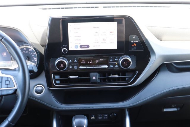 Used 2025 Toyota Highlander LE image 16