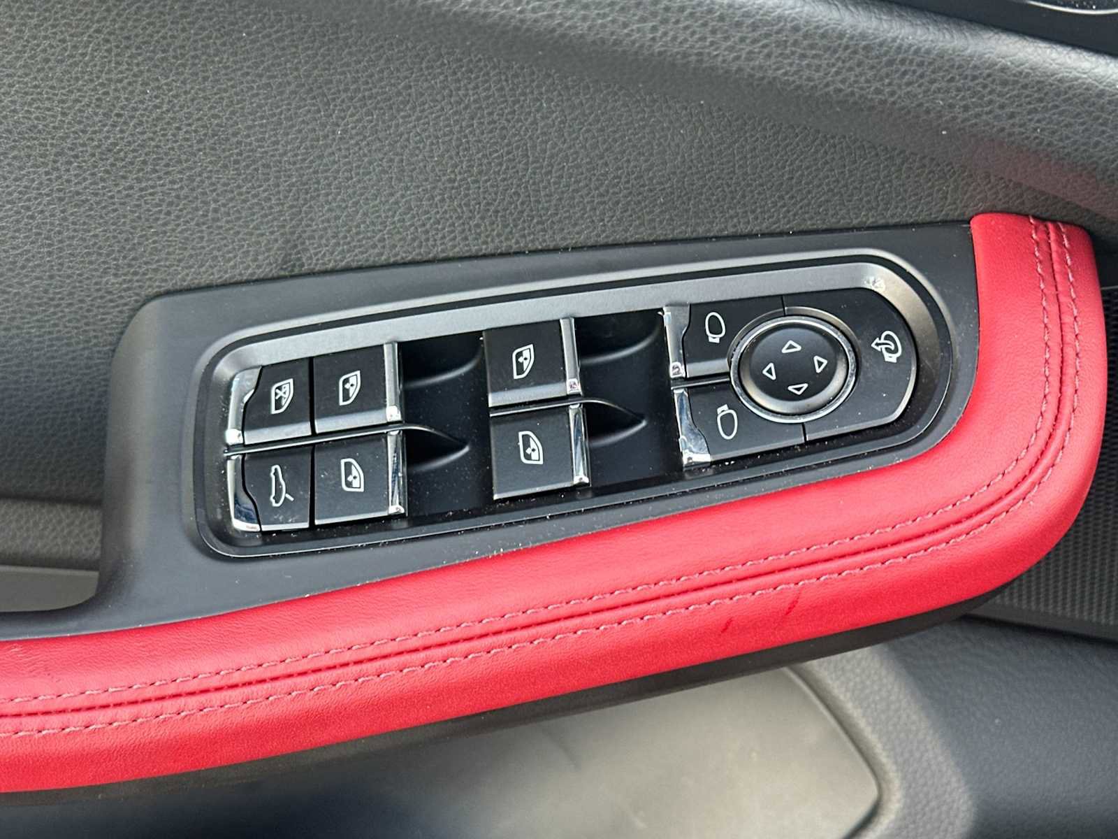 Used 2025 Porsche Macan Turbo image 13