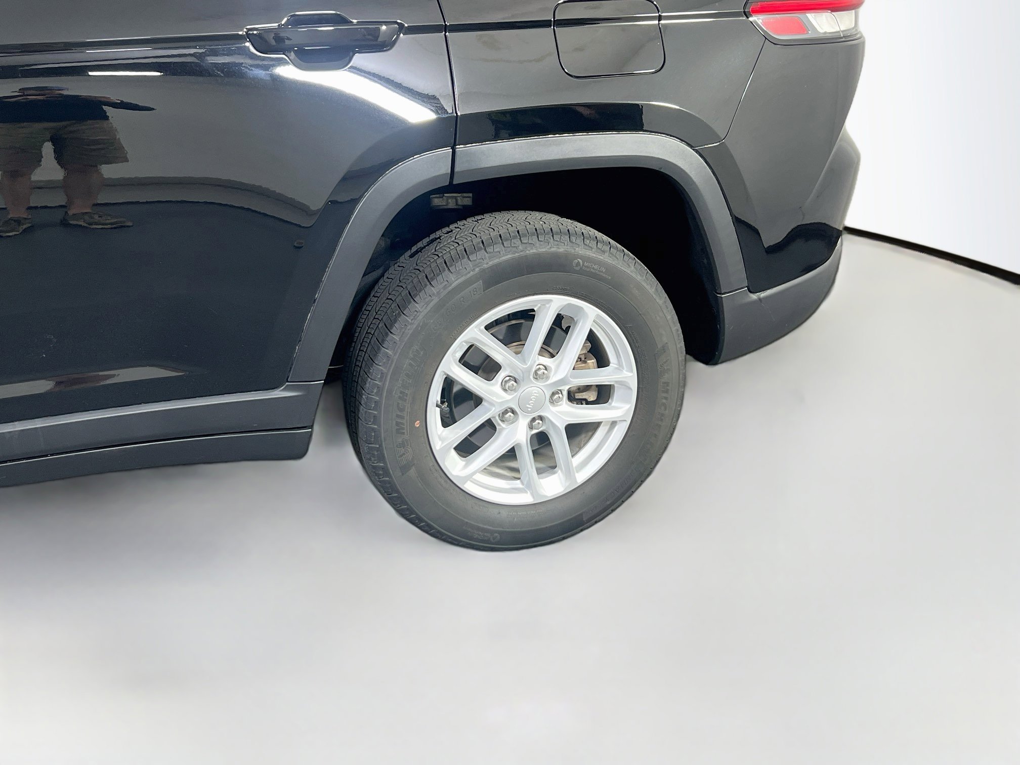 Used 2023 Jeep Grand Cherokee Laredo AWD/4WD image 29