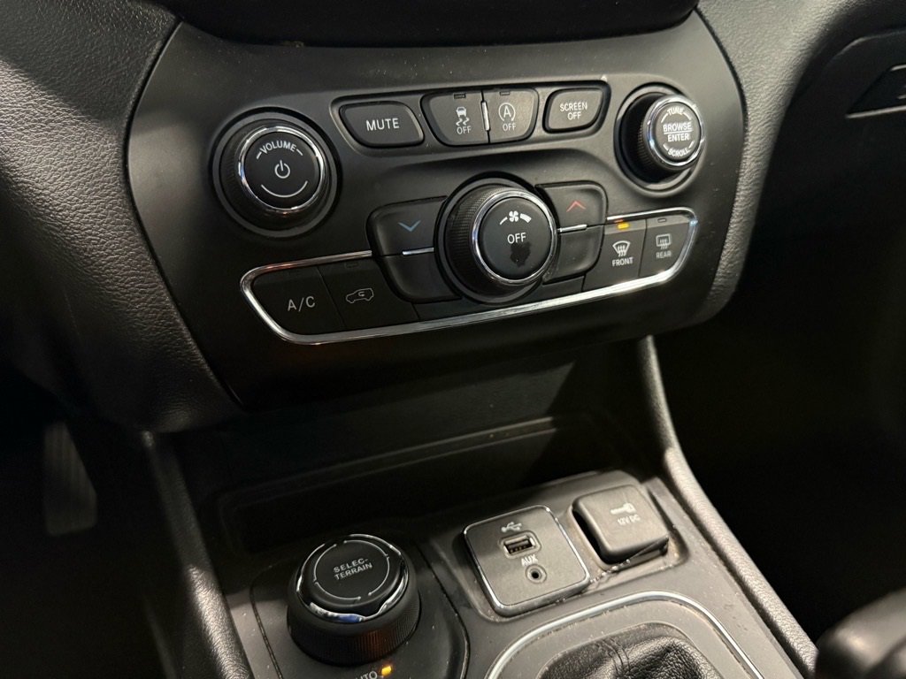 Used 2019 Jeep Cherokee Latitude Plus image 18