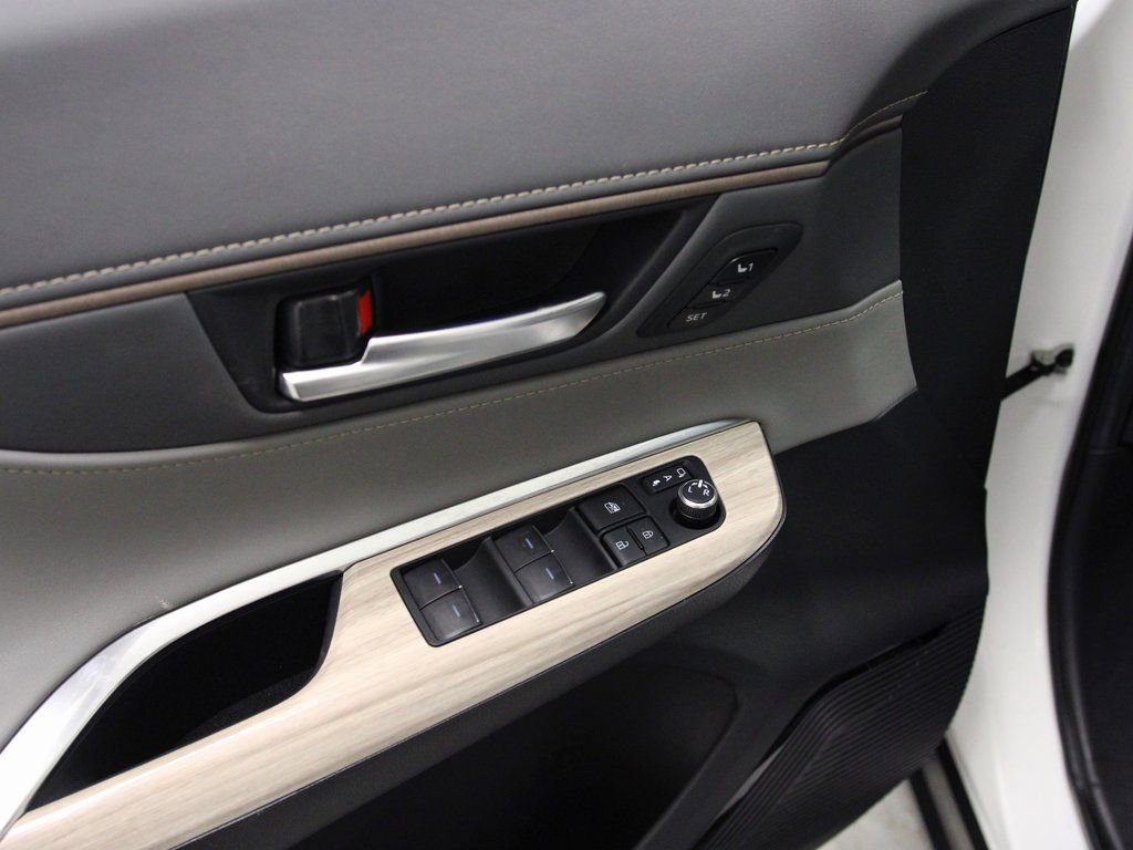 Used 2023 Toyota Venza XLE image 22
