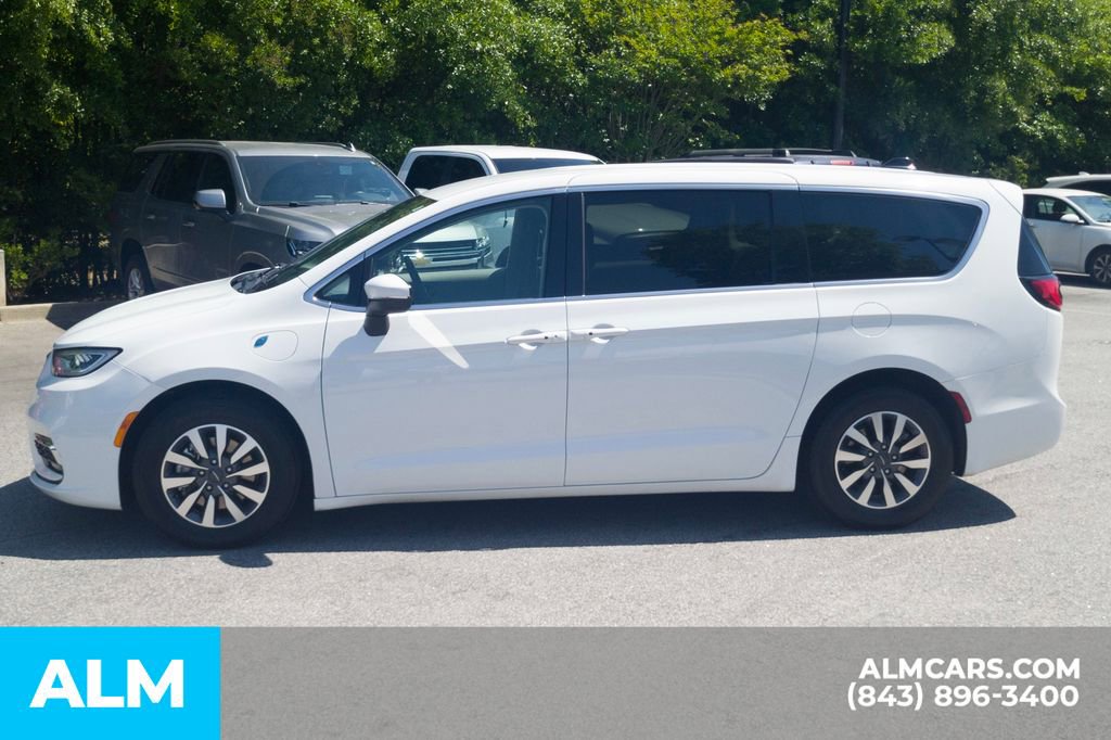 Used 2023 Chrysler Pacifica Touring-L image 11