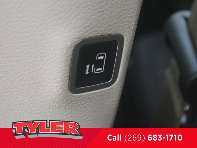Used 2020 Chrysler Pacifica Touring w/ Cold Weather Group FWD image 39
