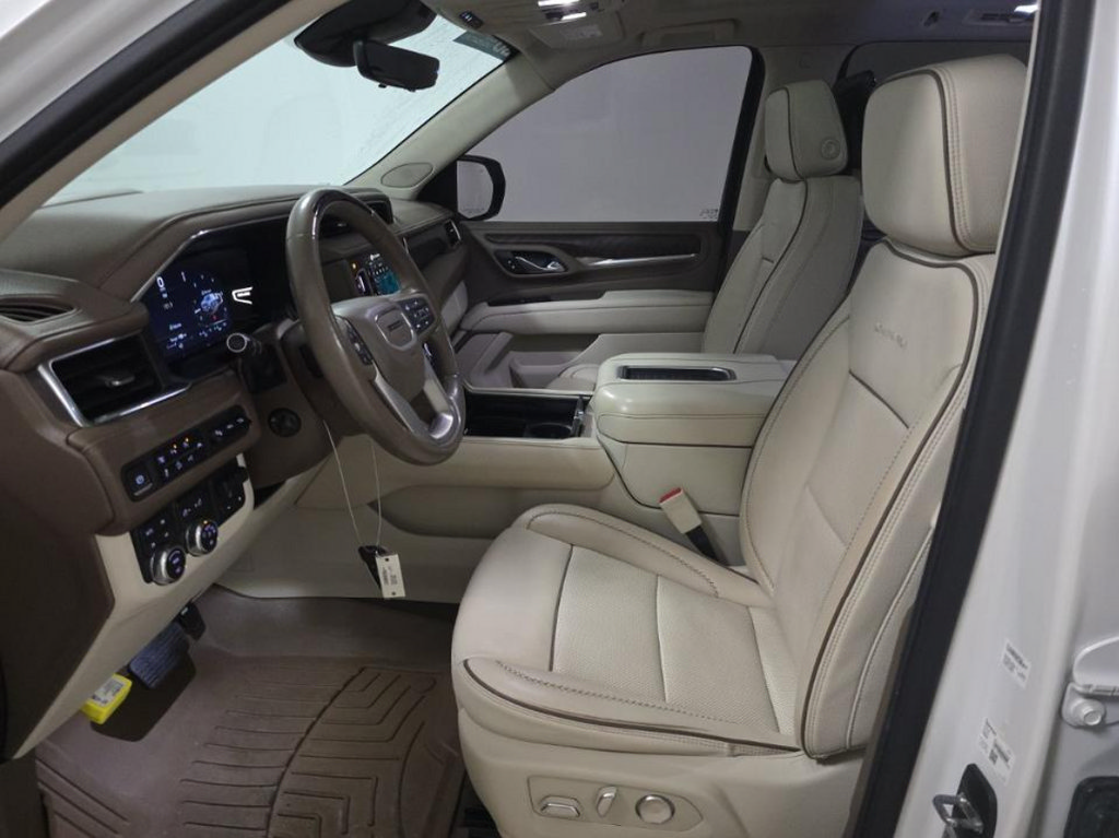 Used 2023 GMC Yukon XL Denali w/ Advanced Technology Package AWD/4WD image 4