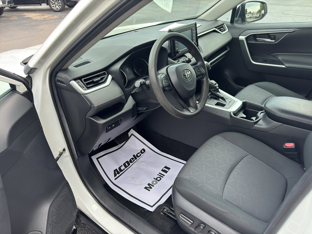 Used 2021 Toyota RAV4 XLE w/ Carpet Mat Package (TMS) image 9
