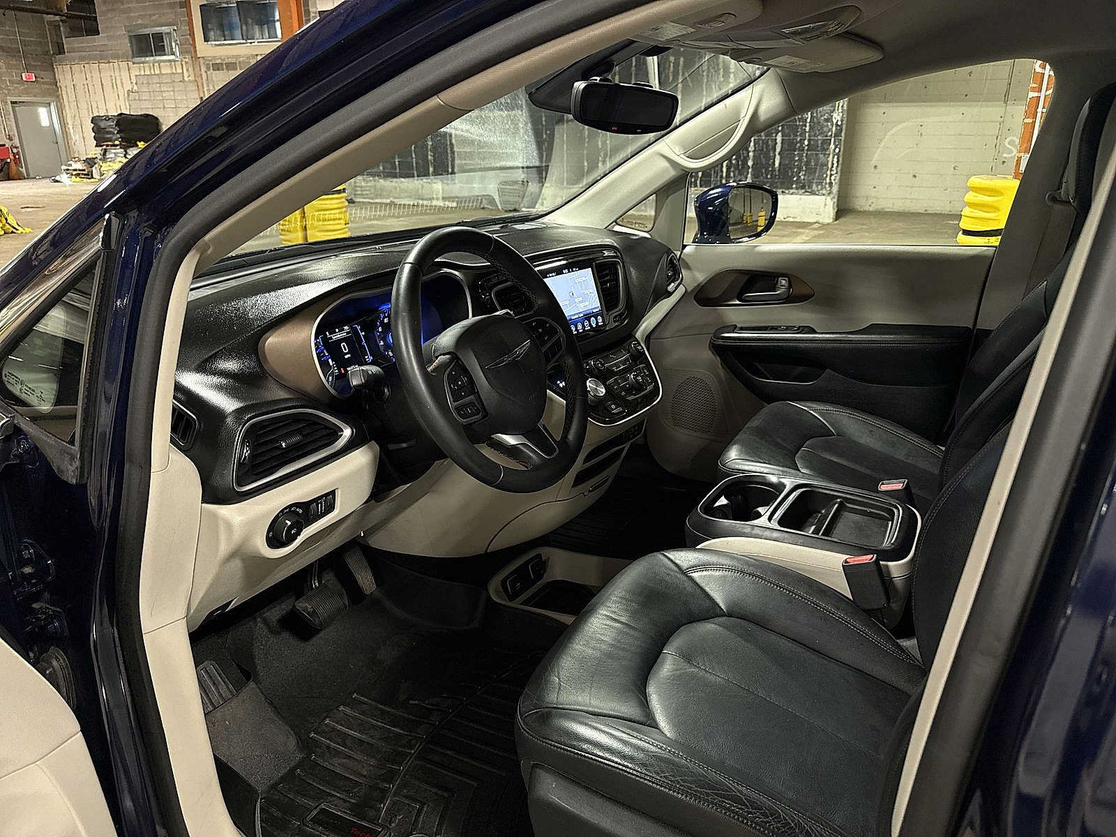 Used 2017 Chrysler Pacifica Touring-L w/ Tire & Wheel Group FWD image 29