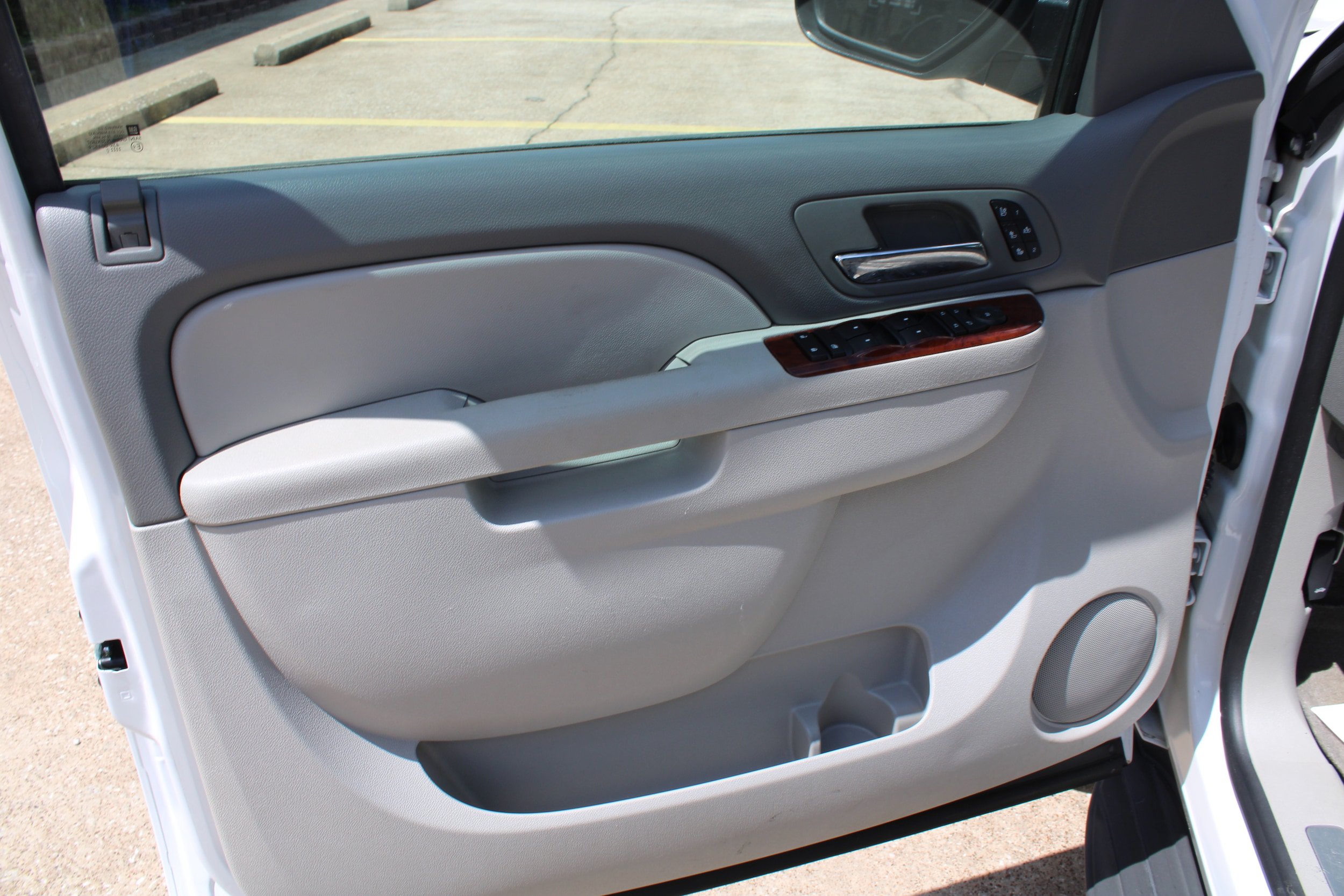Used 2010 Chevrolet Tahoe LTZ RWD image 21