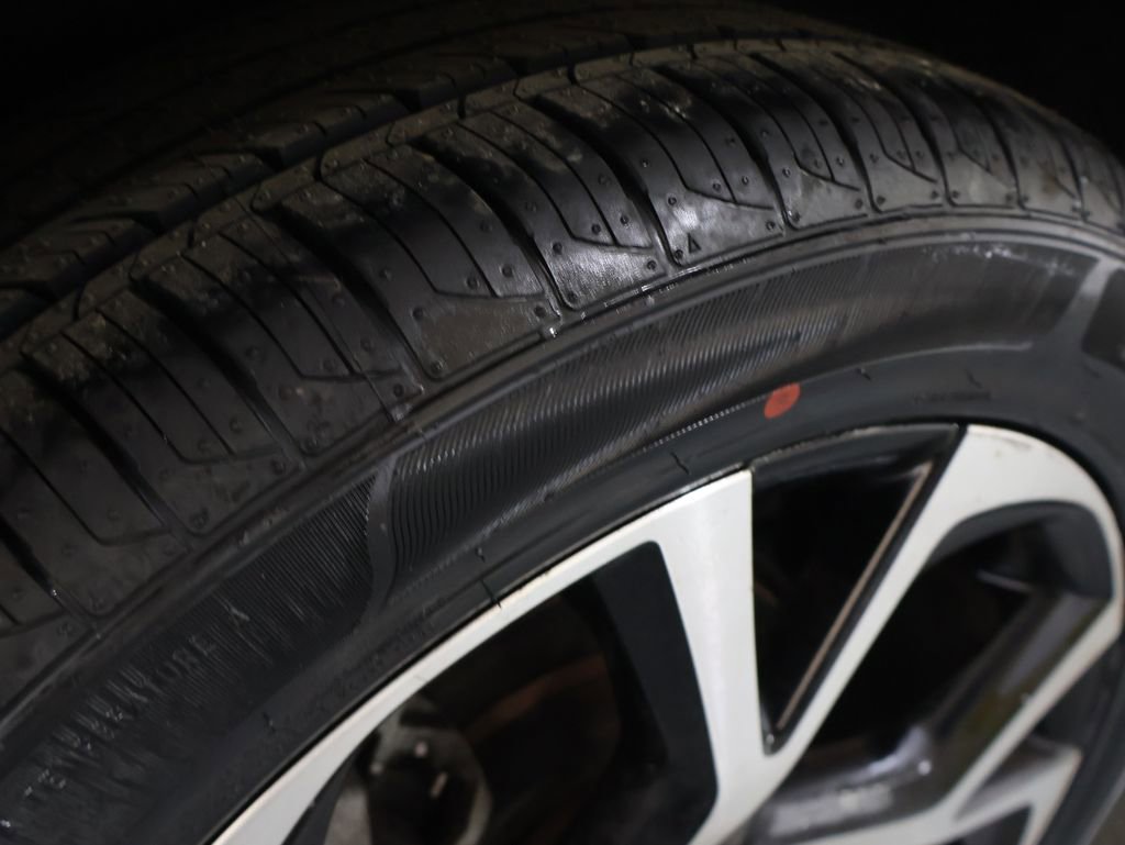 Used 2021 Toyota C-HR XLE FWD image 31