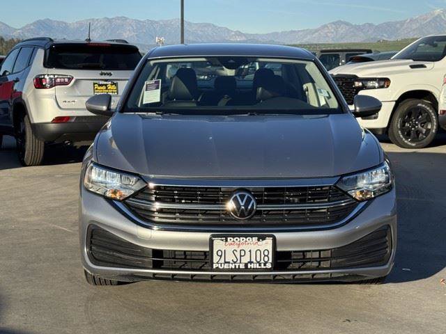 Used 2024 Volkswagen Jetta SE image 2